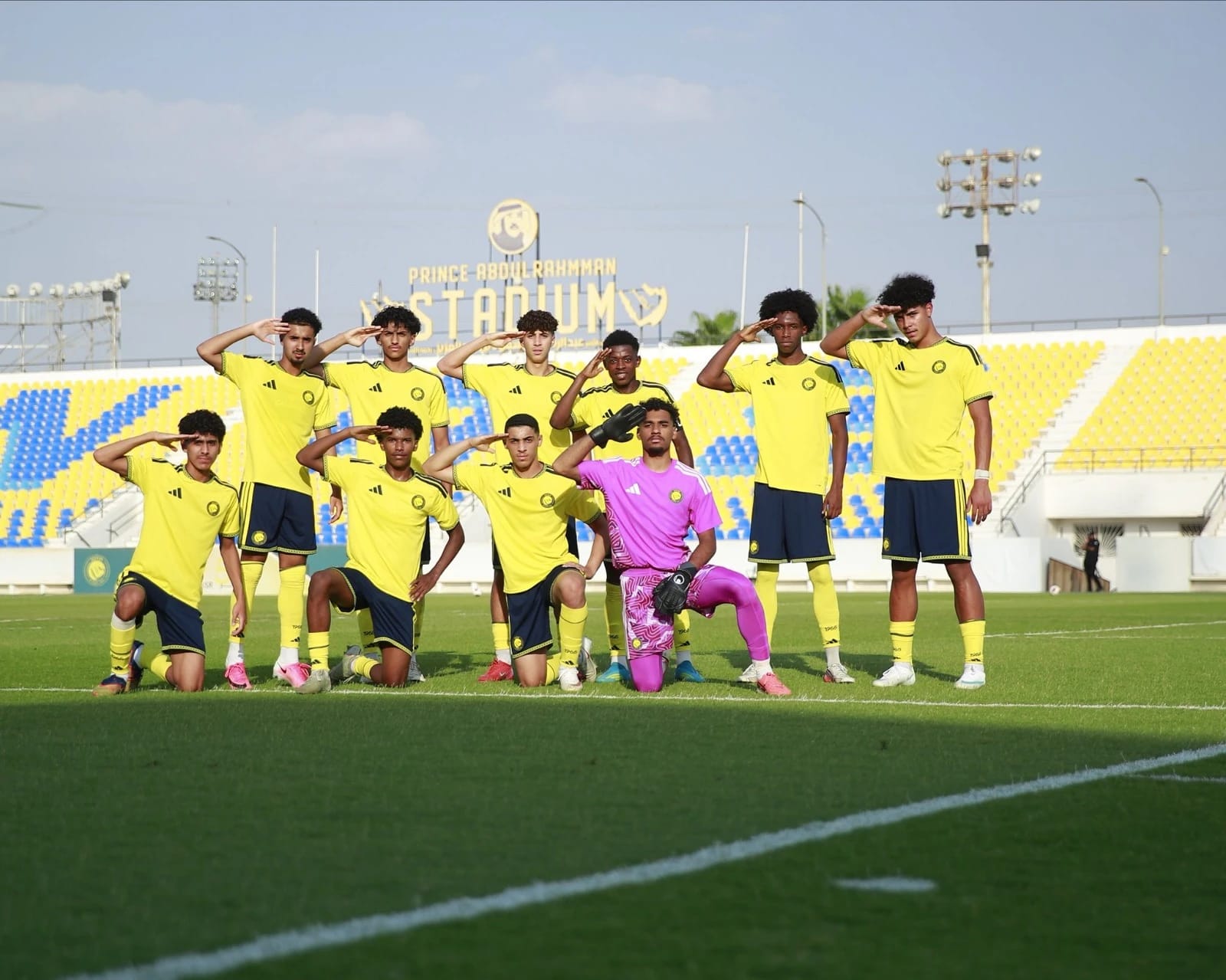 كريستيانو جونيور يحتفل بفوز النصر بالتحية العسكرية