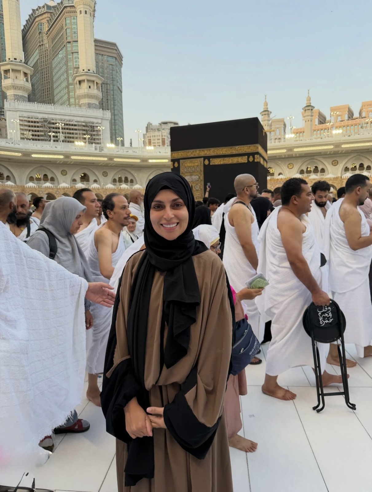 الفنانة إسراء عبد الفتاح تؤدي مناسك العمرة برفقة شقيقتها.. صور