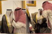 الشيخ علي جابر الأحمد يضرب أروع الأمثلة بإصراره على الوقوف احتراماً لمسن في مناسبة اجتماعية.. فيديو