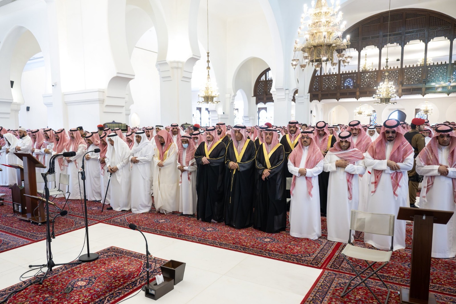 نائب أمير الرياض يؤدي صلاة الميت على عبدالرحمن المقيرن..صور