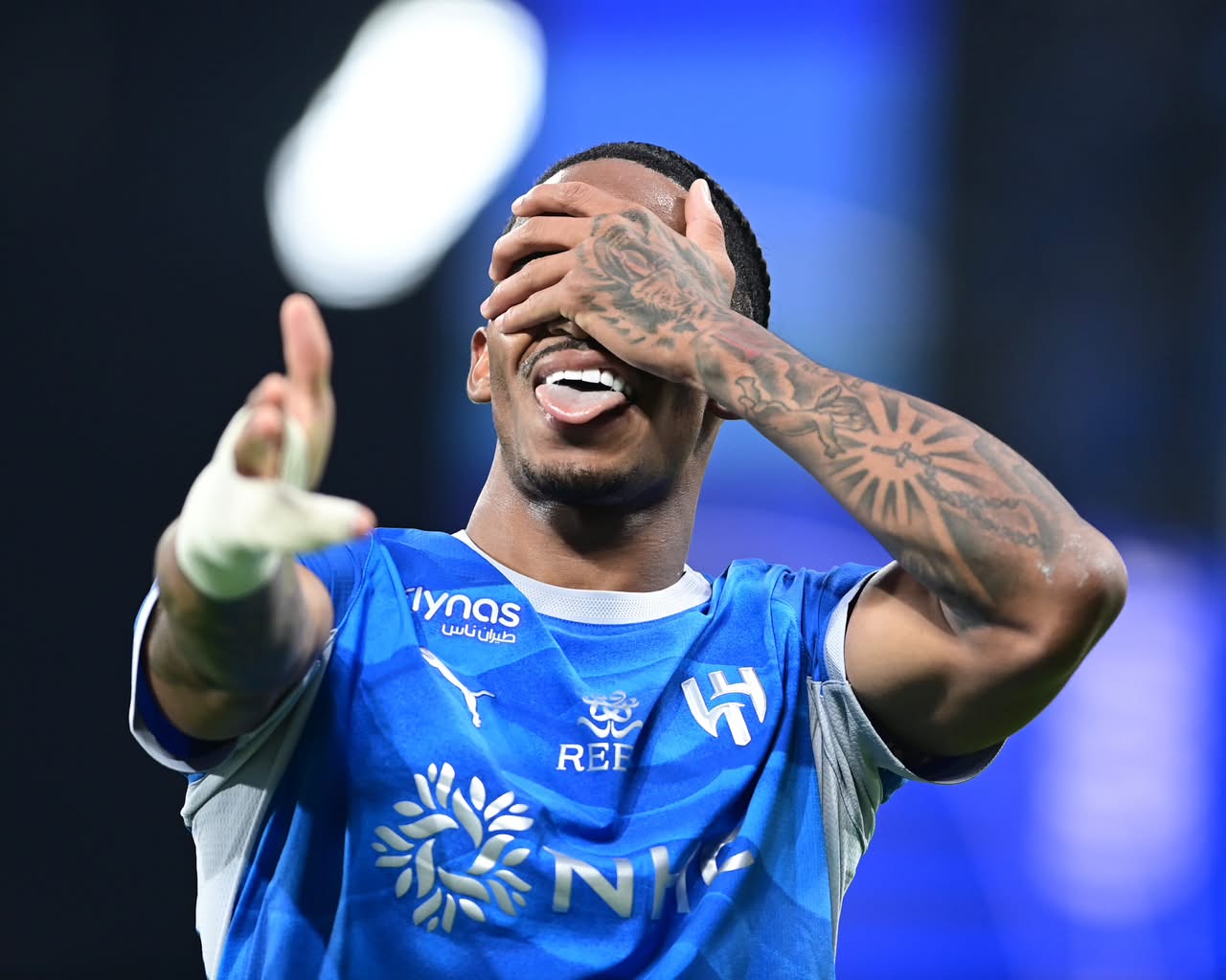 الهلال يحسم الكلاسيكو بثلاثية في مرمى العميد..صور