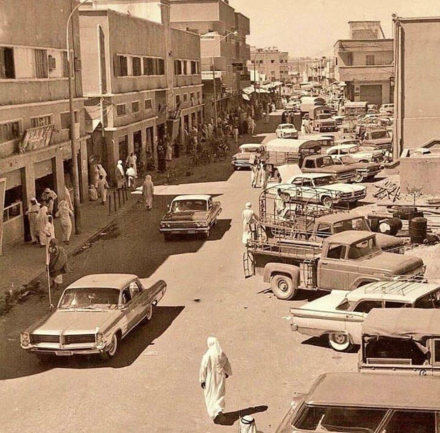 دراسة تكشف كيف غيرت السيارات ملامح الرياض من منتصف القرن العشرين.. صور