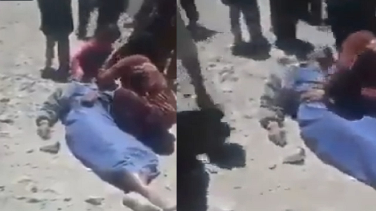 في جريمة مروعة تثير الغضب.. ميليشيا الحوثي تعدم مواطناً أمام والدته بعد رفضه التجنيد بذمار.. فيديو