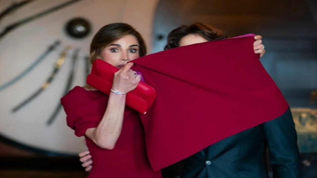 الملكة رانيا في لقطة مرحة مع ابنها الأمير هاشم.. صور