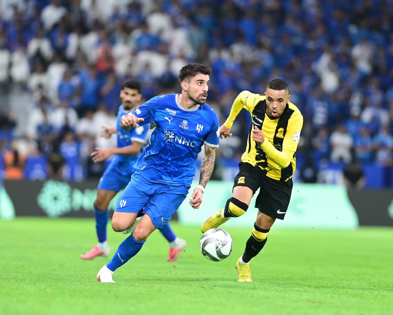 الهلال يحسم الكلاسيكو بثلاثية في مرمى العميد..صور