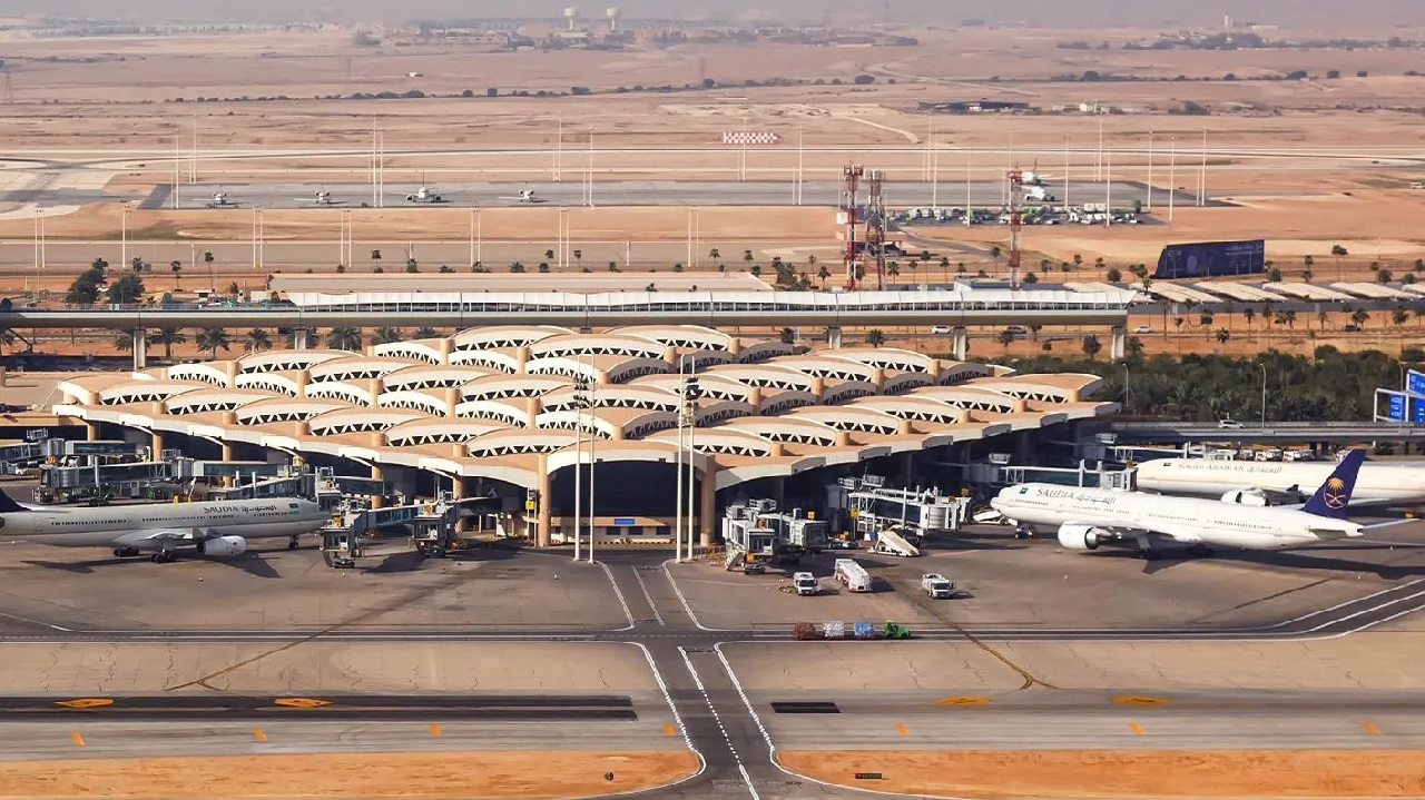  مطار الملك خالد بالرياض يعلن عودة العمليات التشغيلية ويخصص الصالتين 1 و 2 للرحلات الداخلية والدولية