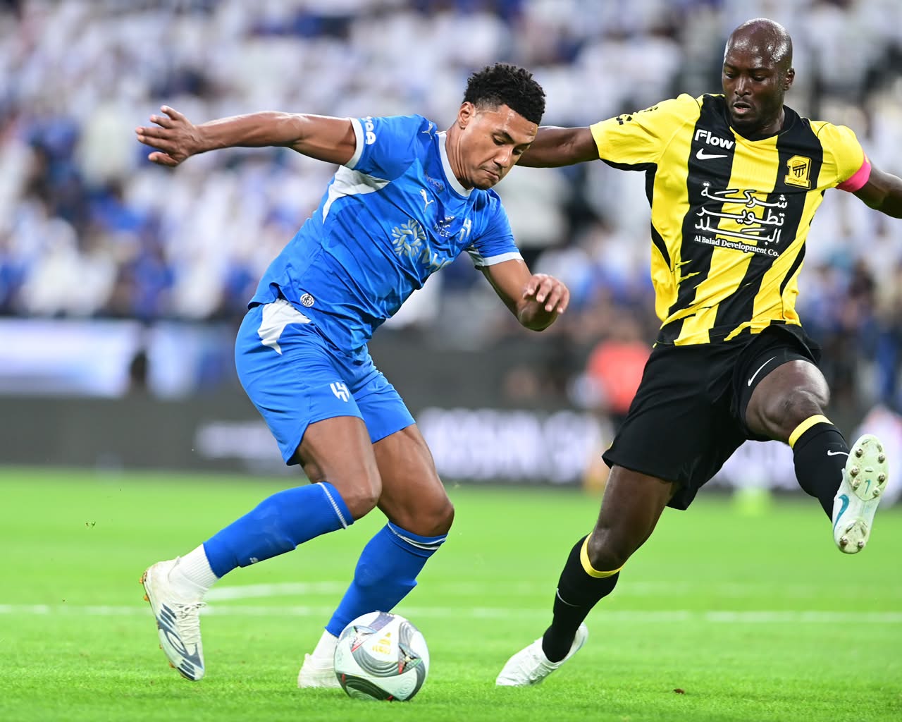 الهلال يحسم الكلاسيكو بثلاثية في مرمى العميد..صور