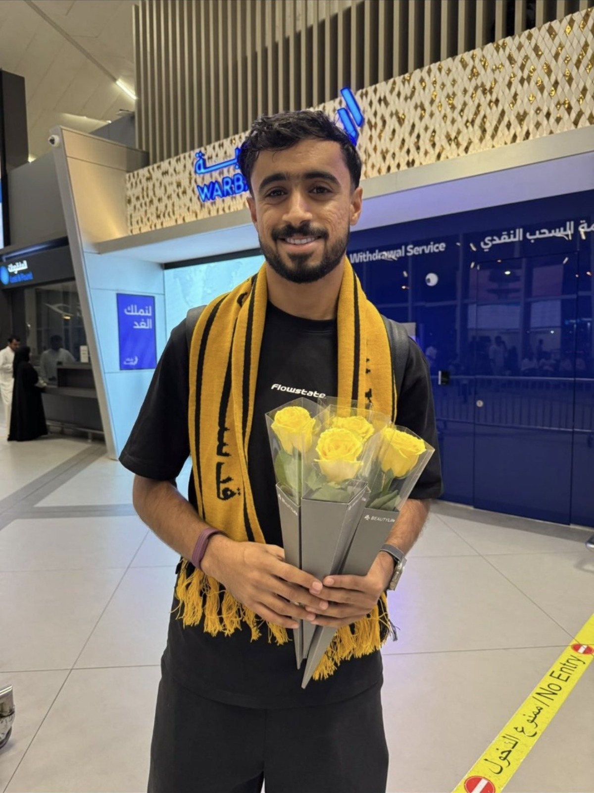النجم العماني ناصر الرواحي يصل إلى الكويت للانضمام للقادسية