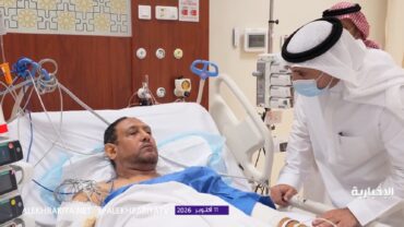 وزير الصحة يزور طبيب عُماني تعرض للإصابة أثناء توجهه لأداء العمرة ..فيديو