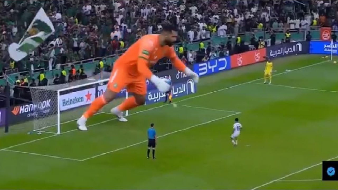 العملاق العويس.. فيديو متداول يُظهر حامي عرش الأخضر كالجدار العازل أمام ترجيحيات قطر