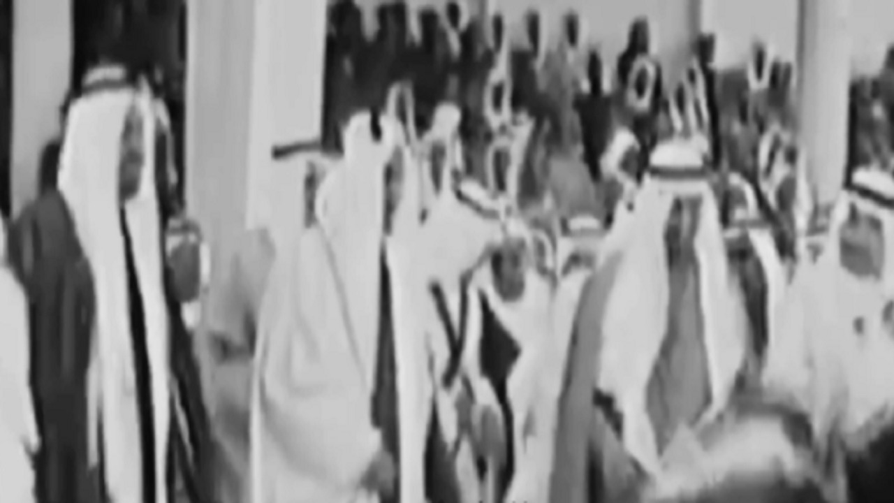 مشاهد نادرة توثق عرضة عيد الفطر عام 1390هـ بحضور الملوك والأمراء.. فيديو