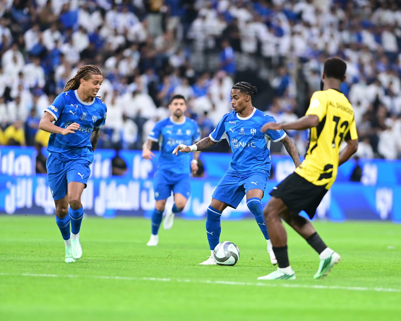 الهلال يحسم الكلاسيكو بثلاثية في مرمى العميد..صور