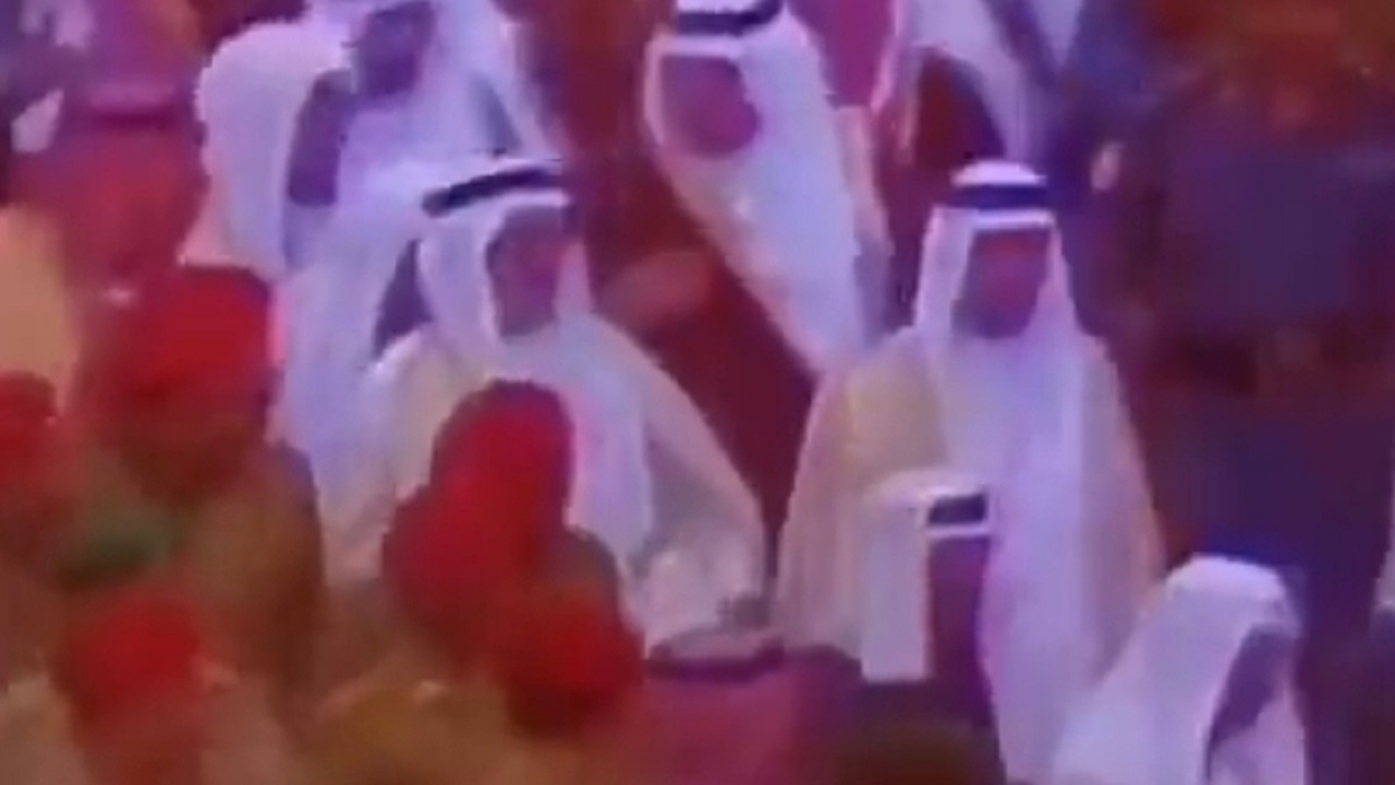 مشاهد تاريخية النادرة.. الملك خالد يزور المسجد الحرام عقب تطهيره عام 1400هـ.. فيديو