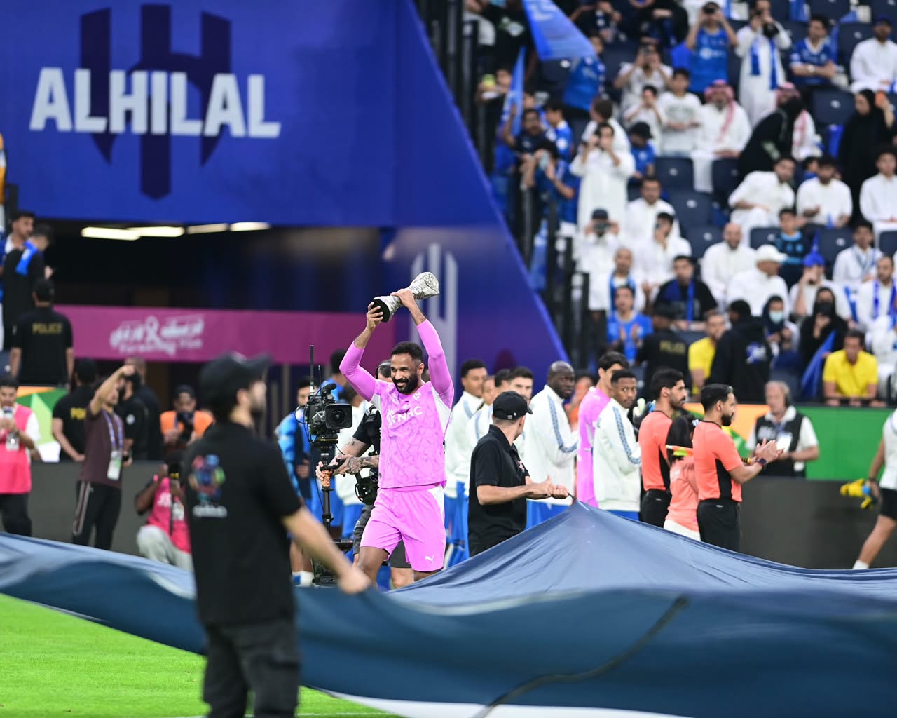 ممر شرفي من لاعبي الهلال والاتحاد ودخول العويس بلقب كأس الخليج.. فيديو وصور