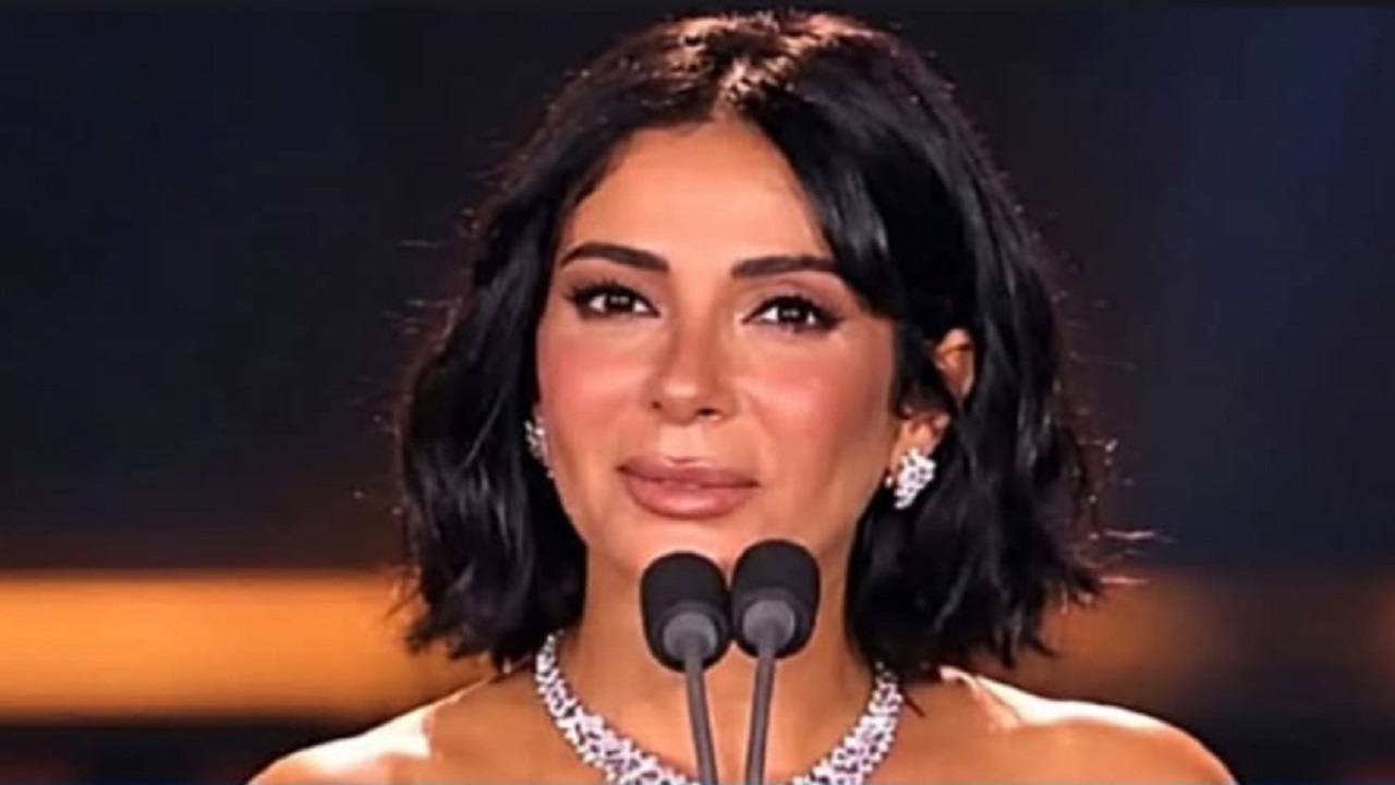 منى زكي تبكي خلال تكريمها في مهرجان الجونة