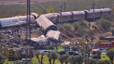 ارتفاع حصيلة قتلى تصادم قطارين بإسبانيا إلى 64 شخص