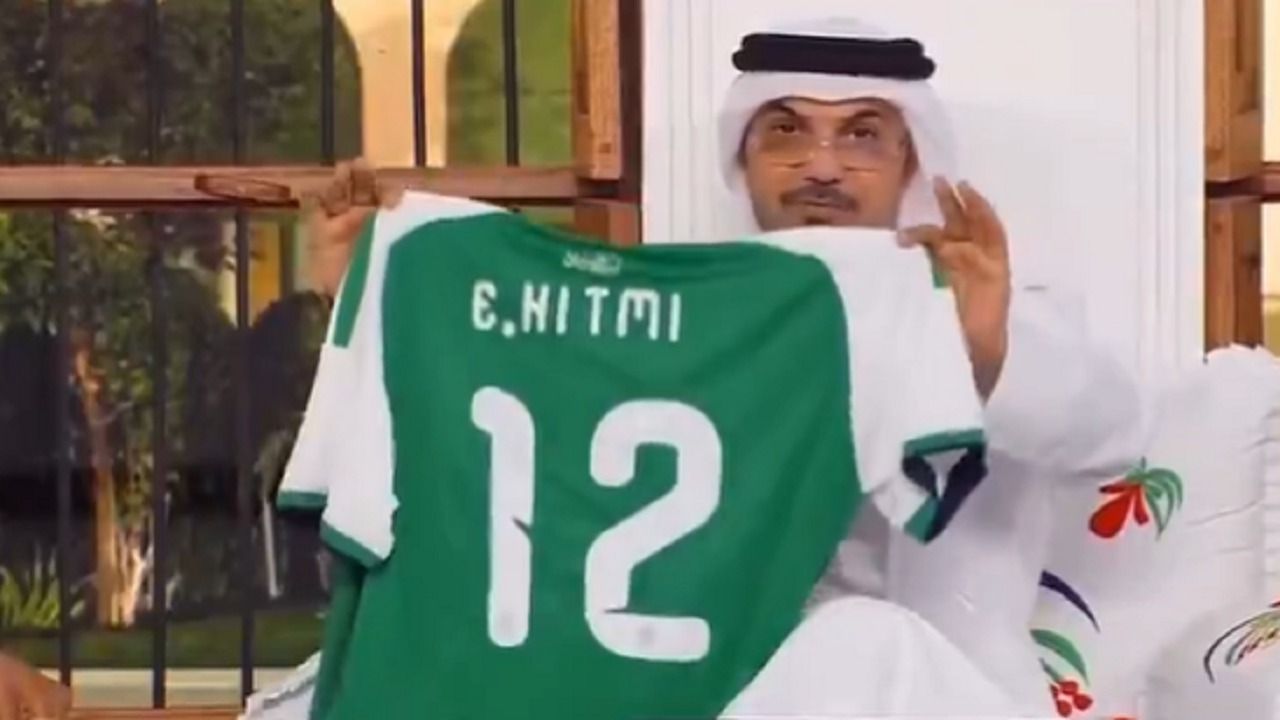 خالد جاسم يتسلم قميص النادي الأهلي ويعلن تشجيعه لجماهيره خلال ظهوره التلفزيوني.. فيديو