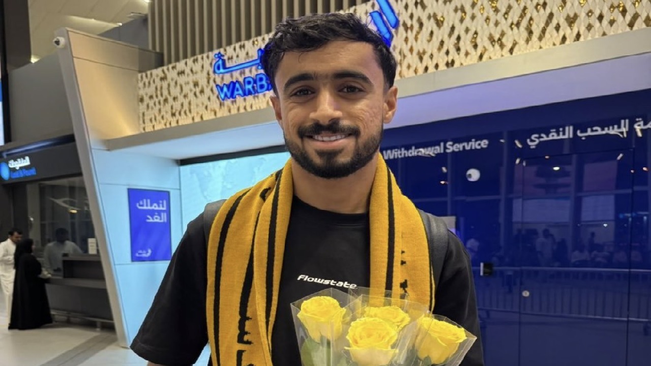 النجم العماني ناصر الرواحي يصل إلى الكويت للانضمام للقادسية