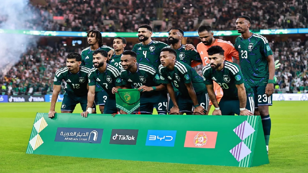 دونيس يحسم تشكيل الأخضر أمام الإمارات