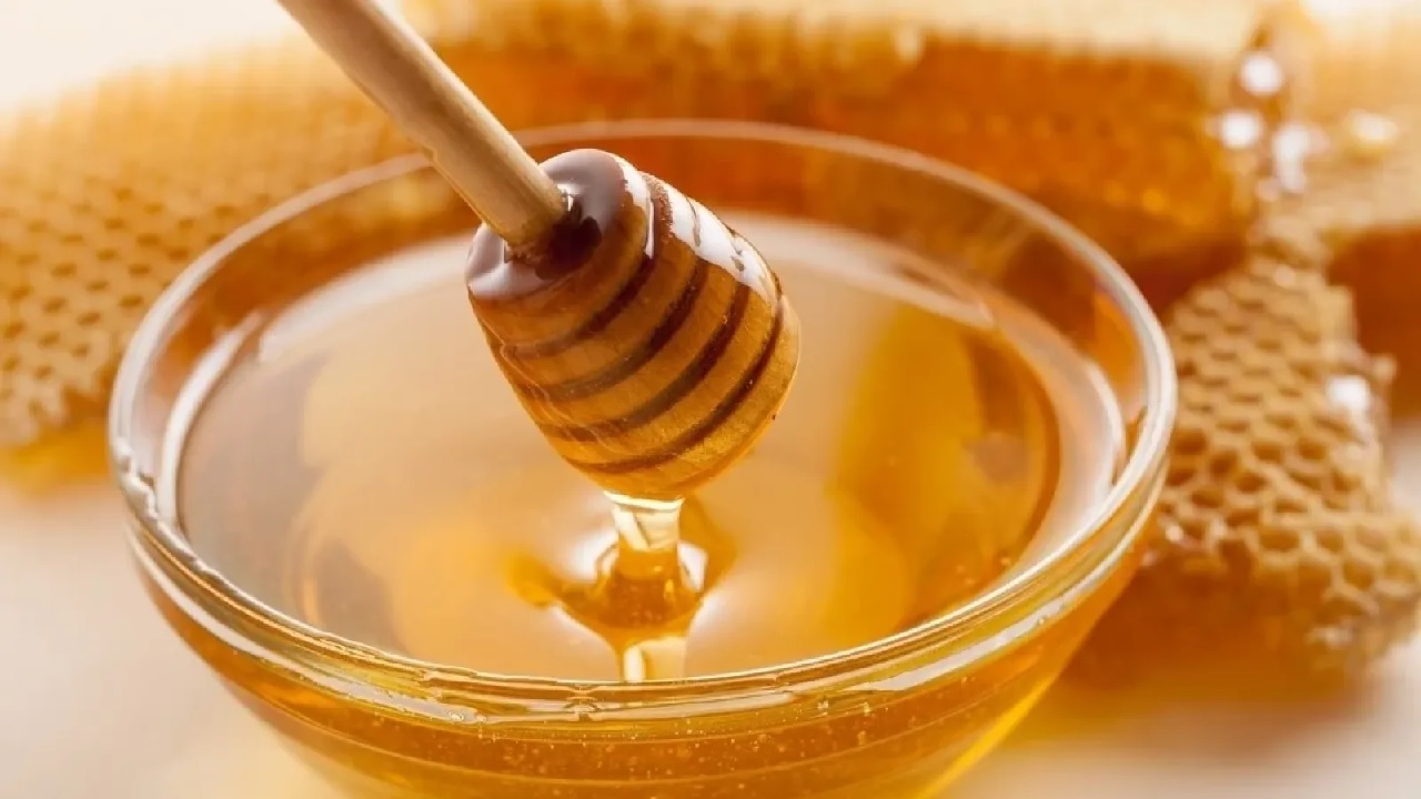 النمر يوضح حقيقة فوائد تناول العسل على الريق