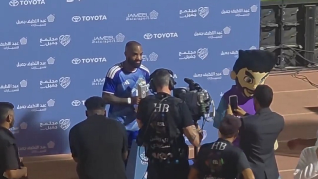لاكازيت يحصد جائزة أفضل لاعب بمواجهة نيوم وأبها ..فيديو