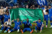 لاعبو الهلال يحتفلون بالعلم السعودي بعد الفوز على السد