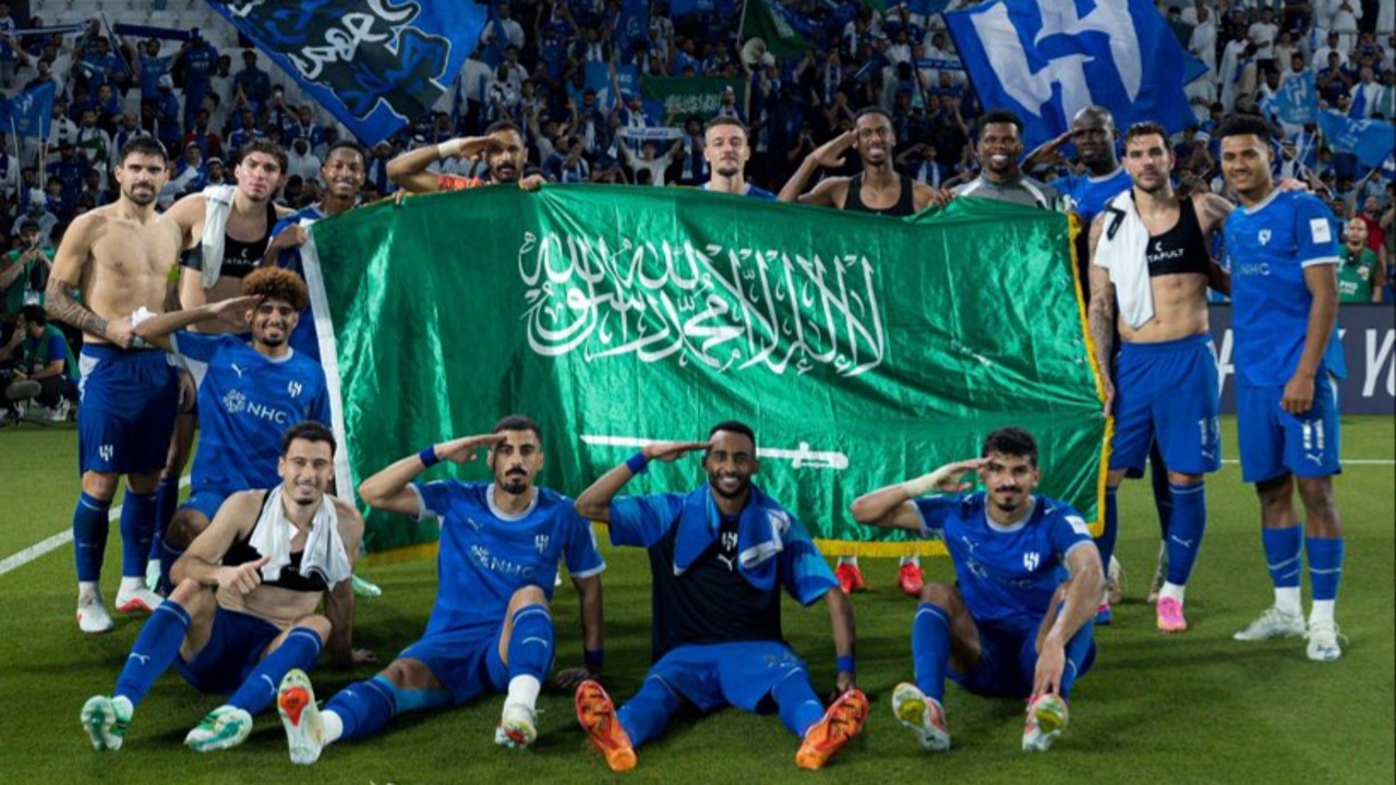 لاعبو الهلال يحتفلون بالعلم السعودي بعد الفوز على السد