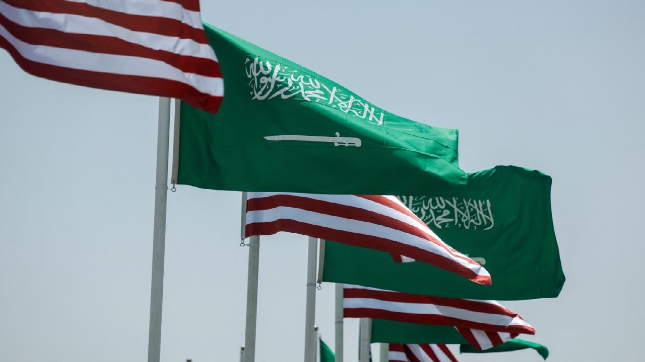القانون فوق الجميع.. السفارة الأمريكية تحذر رعاياها بعد احتجاز مواطنين لـ تصوير الأحداث الأخيرة بالمملكة