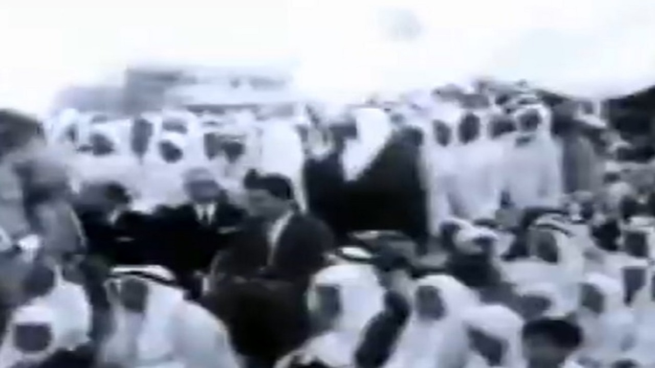 مشاهد تاريخية وثقها الزمان للملك سعود يرعى العرض العسكري للجيش عام 1380هـ.. فيديو