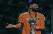 محمد أبوندا حارس منتخب قطر يهنئ الكابتن محمد العويس بالتتويج الخليجي