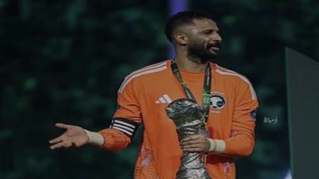 محمد أبوندا حارس منتخب قطر يهنئ الكابتن محمد العويس بالتتويج الخليجي