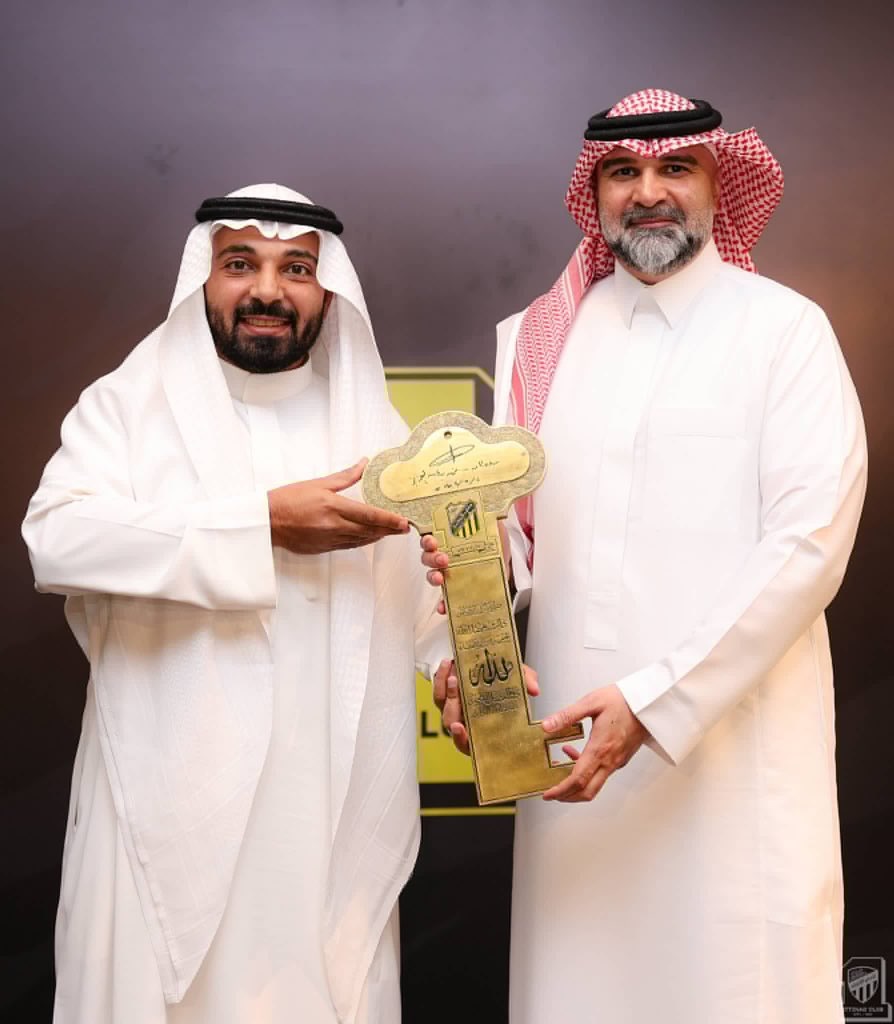 رضا بترجي يتسلم مفتاح الاتحاد من فهد سندي
