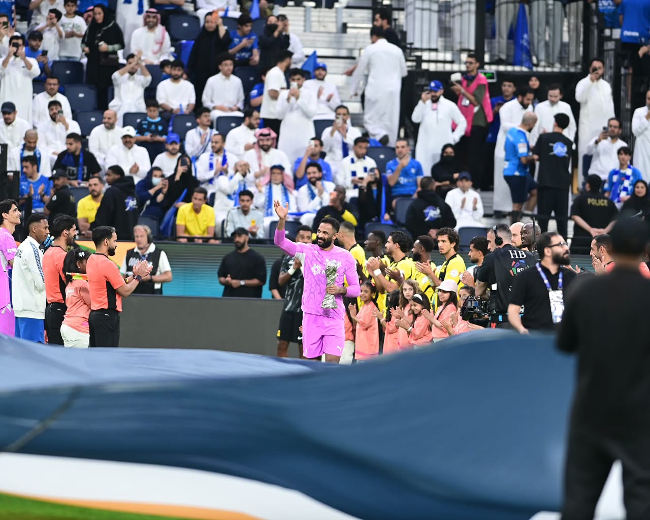 ممر شرفي من لاعبي الهلال والاتحاد ودخول العويس بلقب كأس الخليج.. فيديو وصور