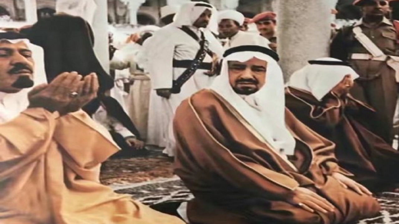 “بينهم الملك خالد والملك عبدالله”.. صورة تاريخية توثّق أول صلاة بالمسجد الحرام عقب تطهيره