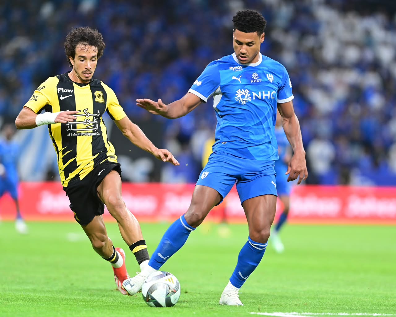 الهلال يحسم الكلاسيكو بثلاثية في مرمى العميد..صور