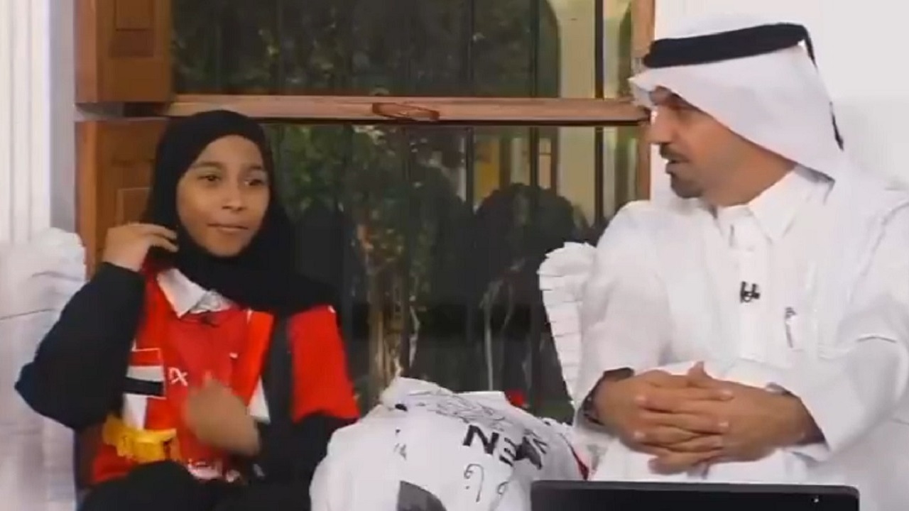 الطفلة اليمنية فاطمة تلامس القلوب بعفويتها: الملك سلمان هو اللي خلاني أدرس.. فيديو