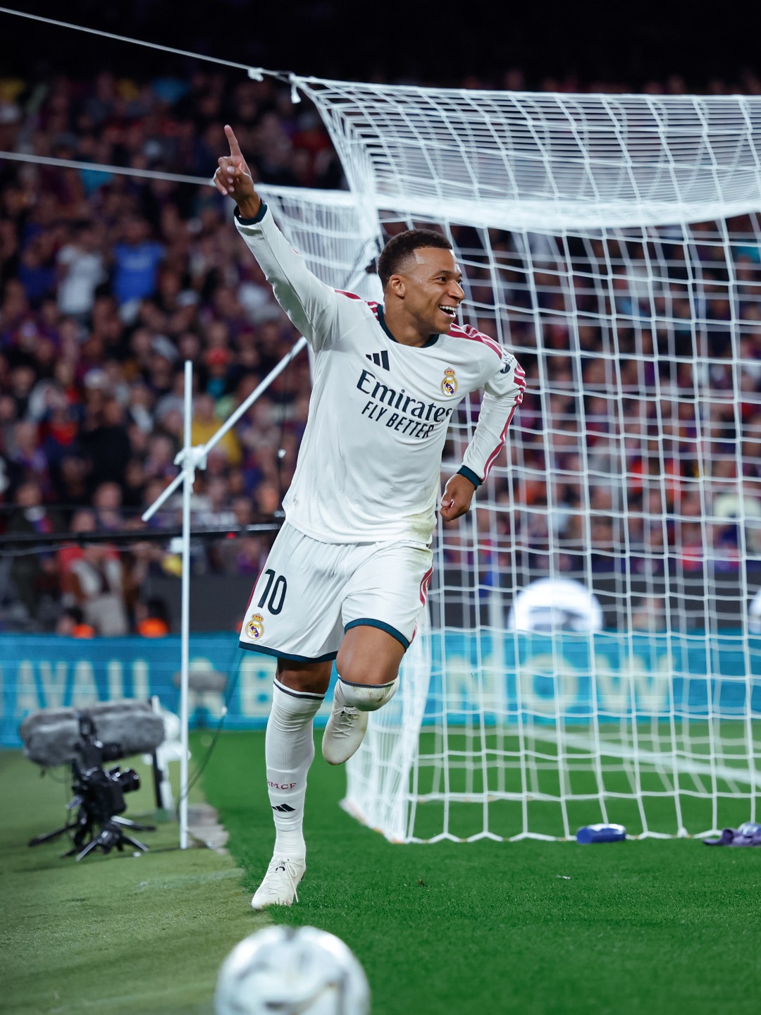 ريال مدريد يسقط برشلونة في كامب نو بثنائية مبابي