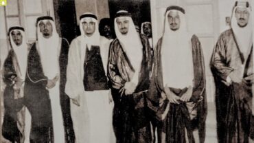 لقطة نادرة تجمع الملك سعود وعدداً من إخوانه في أربعينيات القرن الماضي