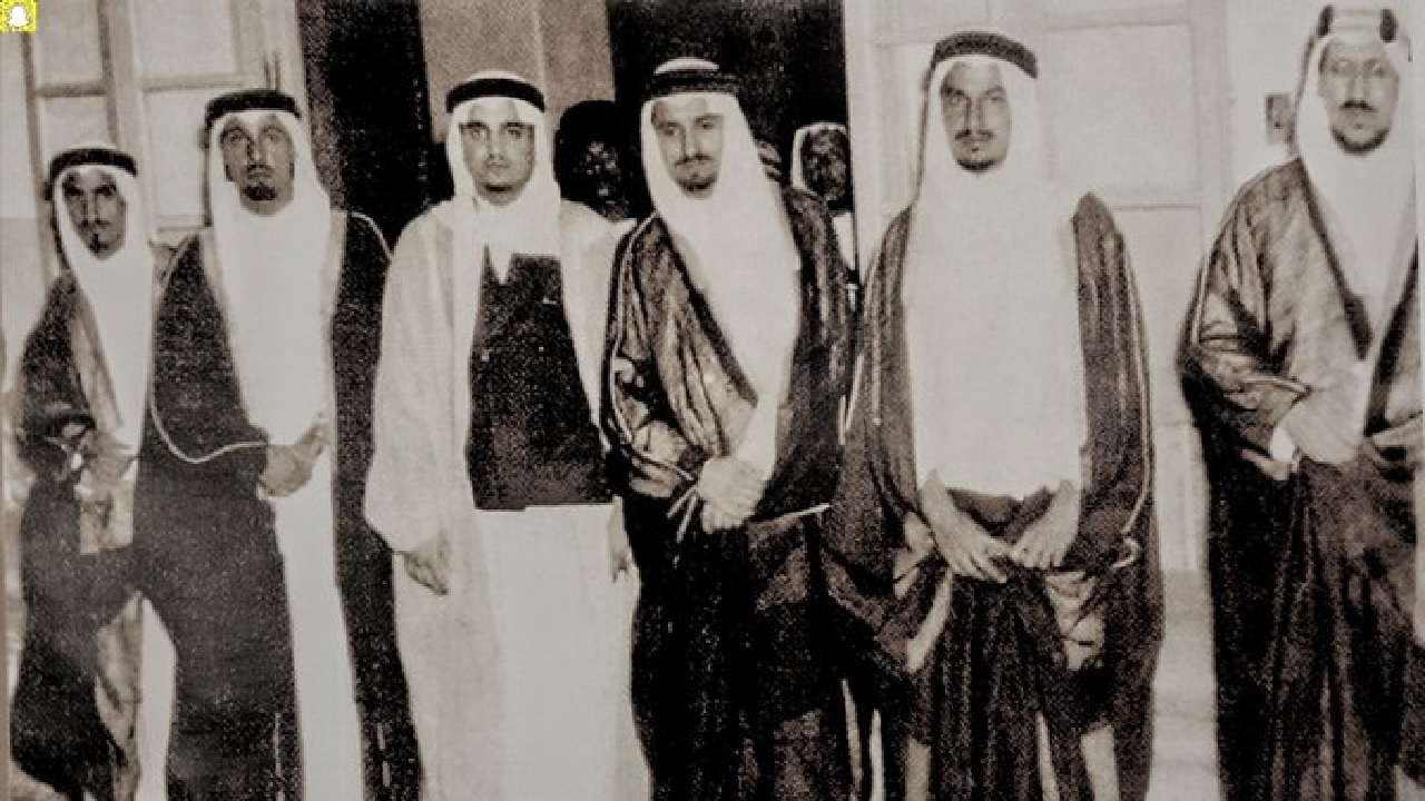 لقطة نادرة تجمع الملك سعود وعدداً من إخوانه في أربعينيات القرن الماضي