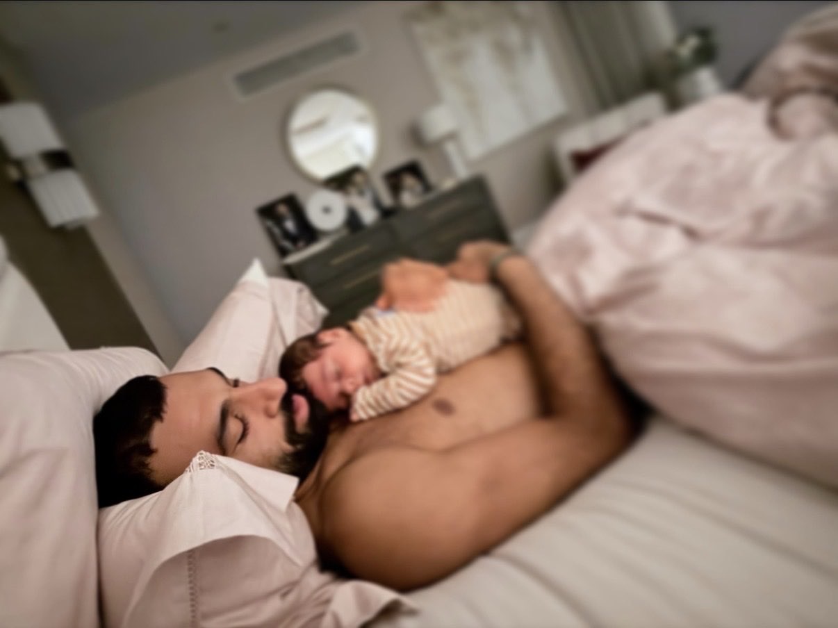 محمد صلاح في أول ظهور مع نجله ليل .. صورة