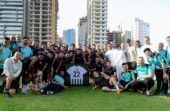 لاعبو الشباب يحتفلون بالبليهي بعد انفراده بهداف مدافعي روشن