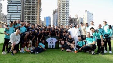 لاعبو الشباب يحتفلون بالبليهي بعد انفراده بهداف مدافعي روشن