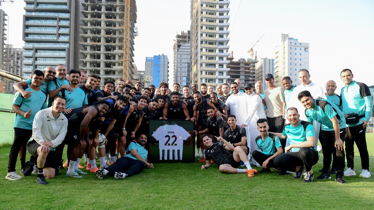لاعبو الشباب يحتفلون بالبليهي بعد انفراده بهداف مدافعي روشن