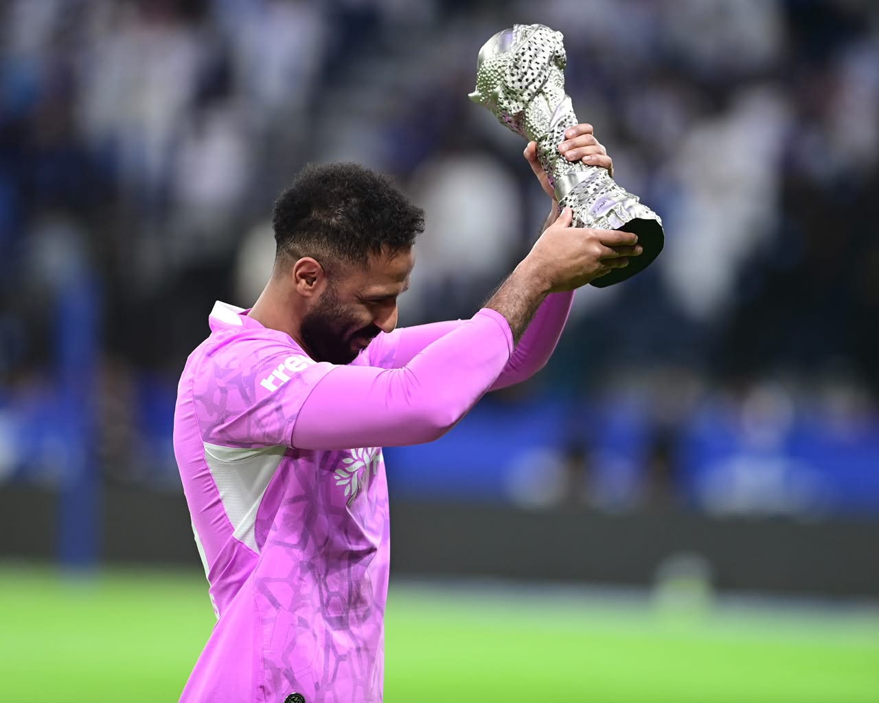 ممر شرفي من لاعبي الهلال والاتحاد ودخول العويس بلقب كأس الخليج.. فيديو وصور