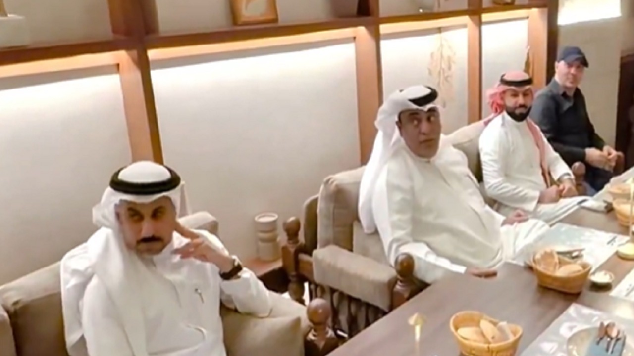 على مائدة واحدة.. أسرة روتانا سبورت مع وليد تحتفل بنجاح تغطية خليجي 27 في جدة.. فيديو