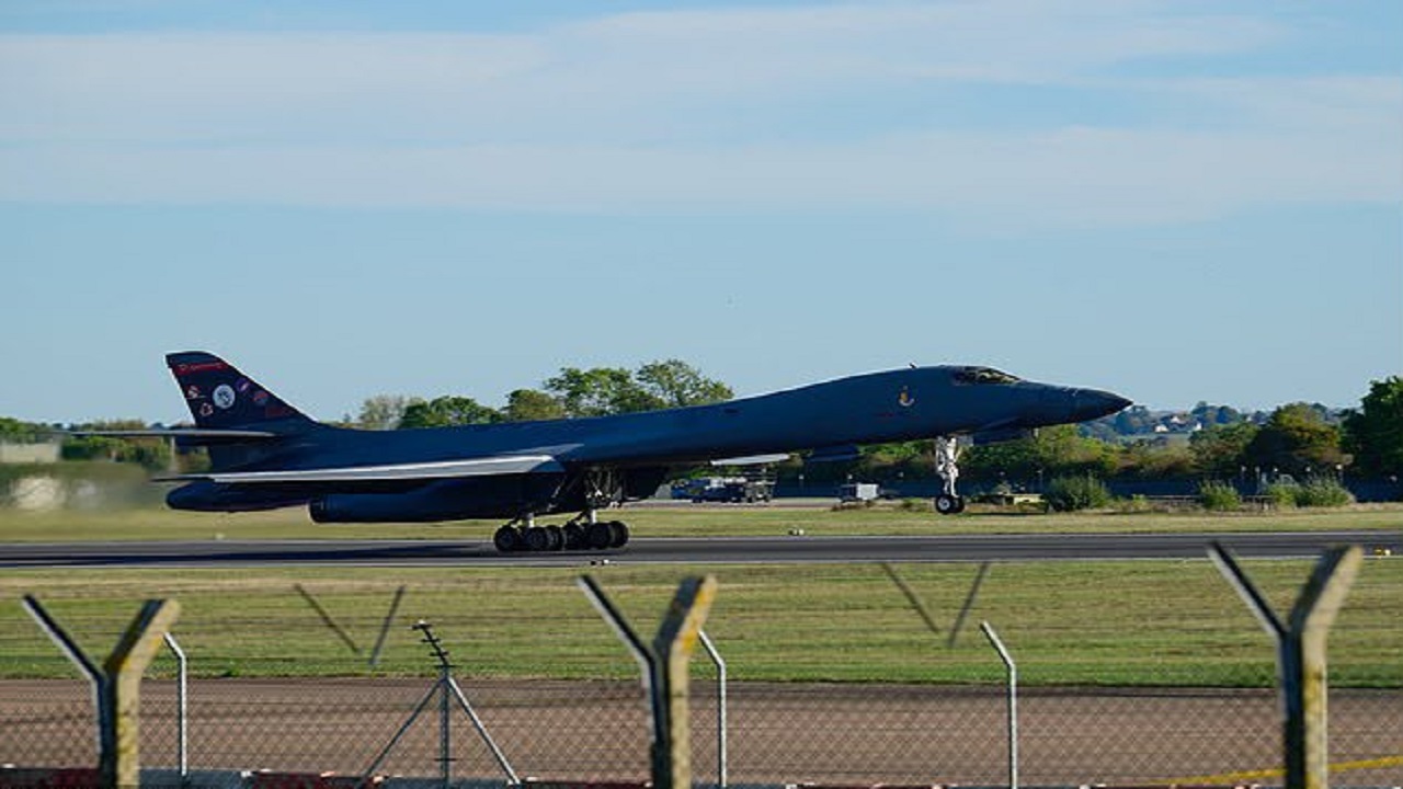 سحب قاذفات “B-1” الأمريكية من قاعدة “فيرفورد” البريطانية على خلفية تهديد إرهاب مرتبطة بإيران