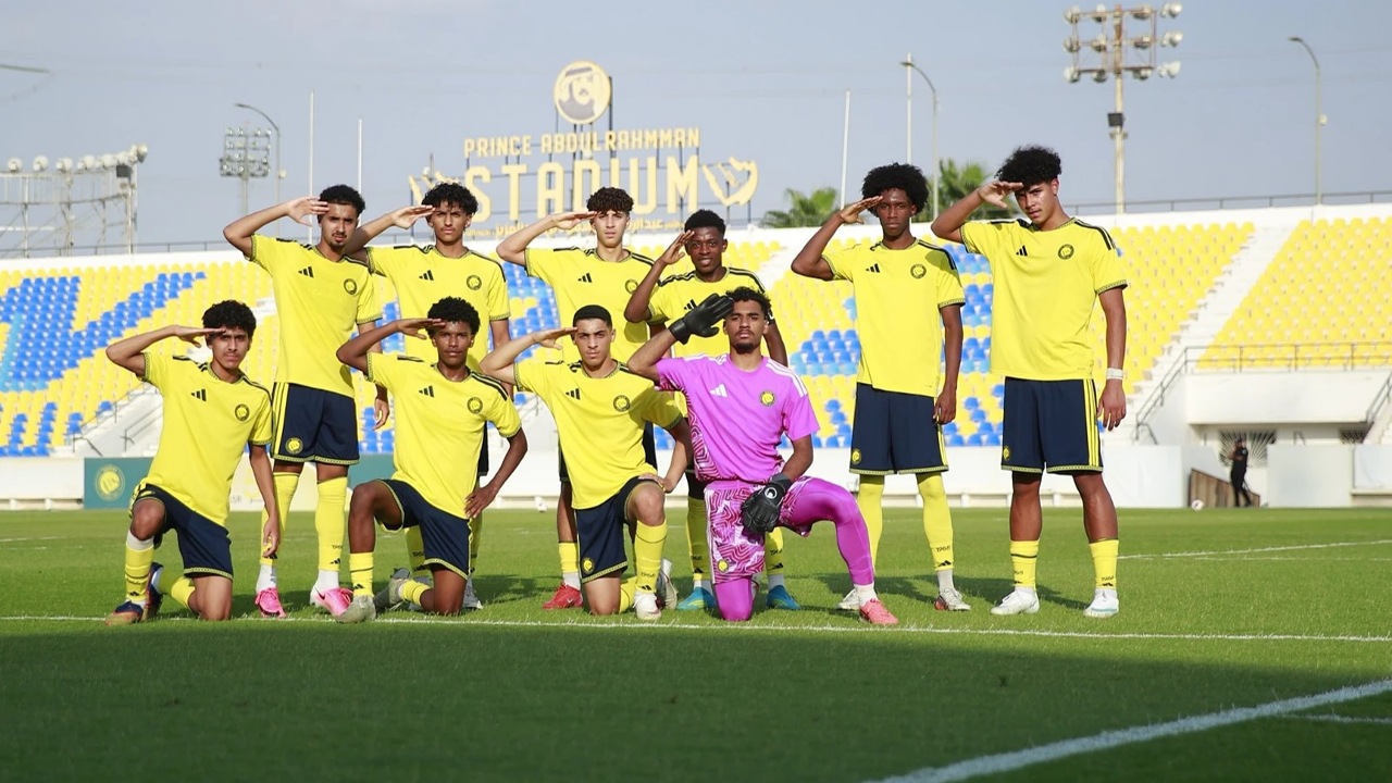كريستيانو جونيور يحتفل بفوز النصر بالتحية العسكرية