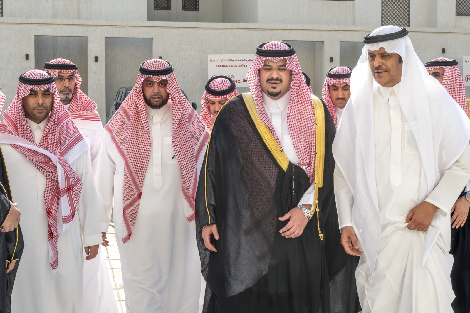 نائب أمير الرياض يؤدي صلاة الميت على عبدالرحمن المقيرن..صور