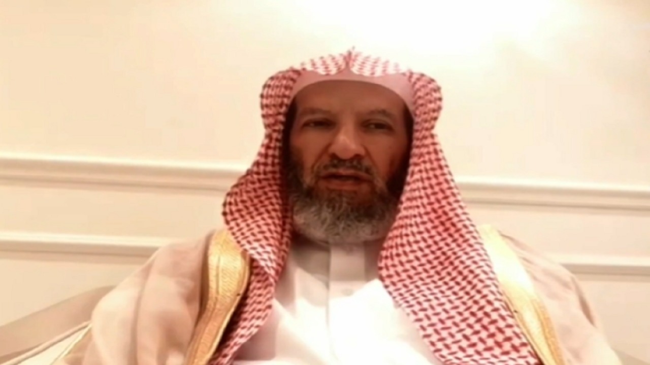 حكم قصر الصلاة لمن يبعد منزله عن مكان عمله أكثر من 80 كيلومتر.. فيديو