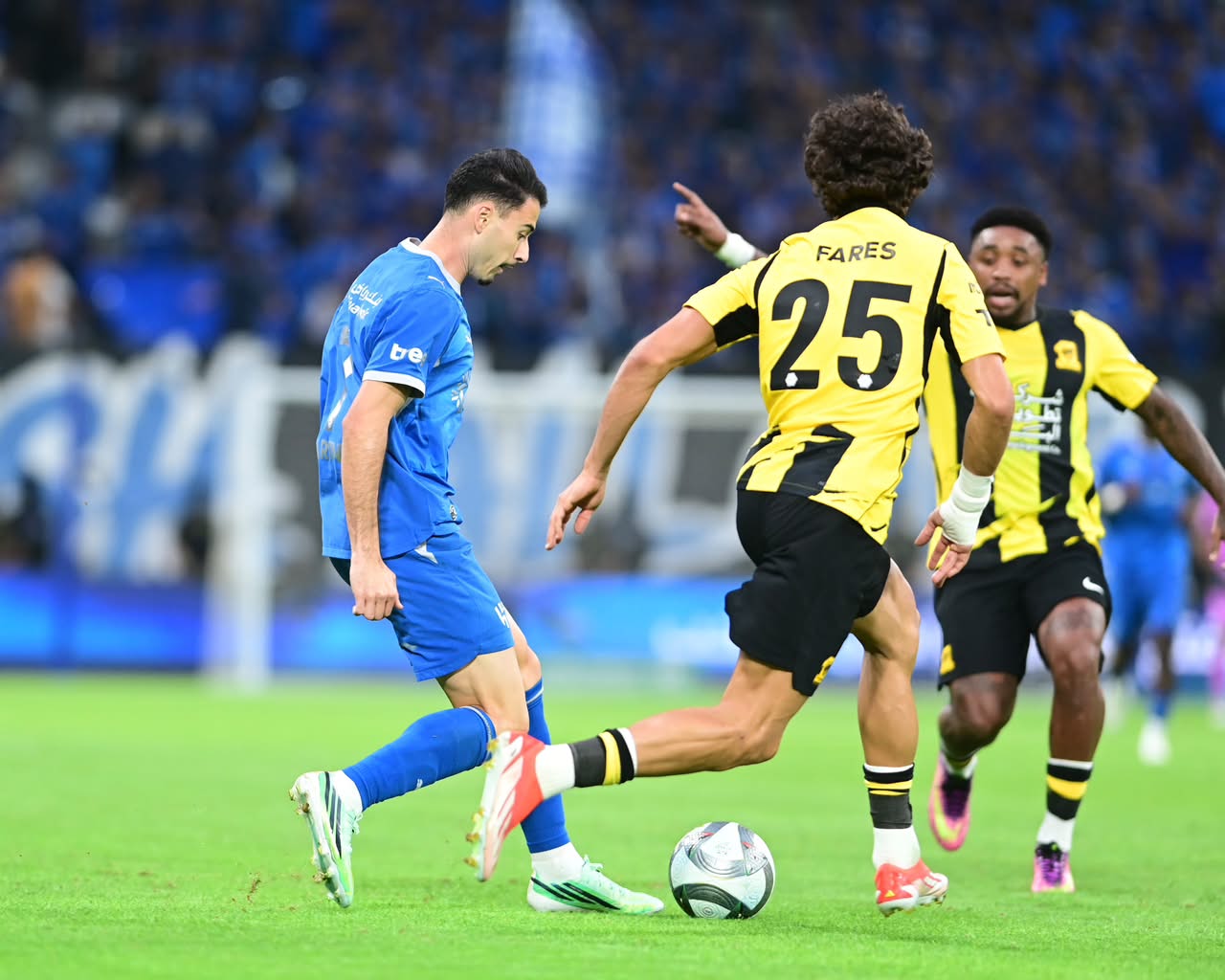 الهلال يحسم الكلاسيكو بثلاثية في مرمى العميد..صور